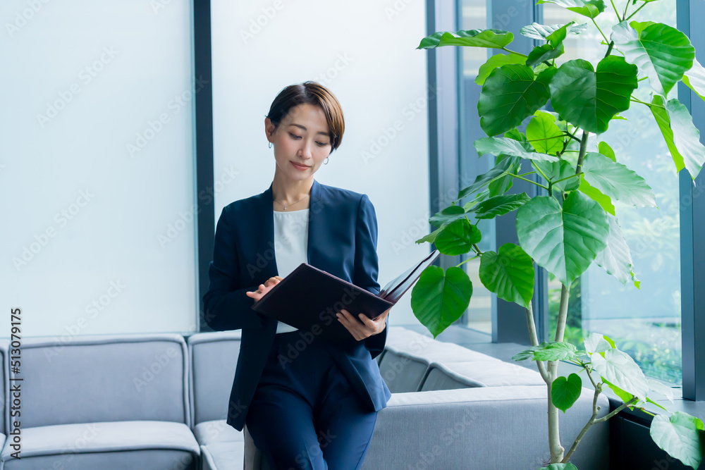 ファイルを見る日本人女性 ファイルを見る日本人女性