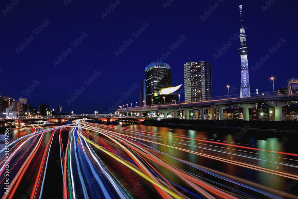 Fototapeta premium 駒形橋から望む屋形船の光跡