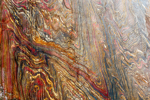 Das bunte Muster eines geschnittenen und glattpolierten Tigereisens in einer Nahaufnahme photo