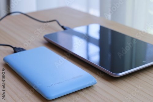 タブレットと水色のモバイルバッテリー１６