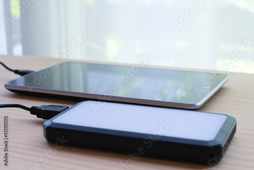 タブレットとモバイルバッテリー１