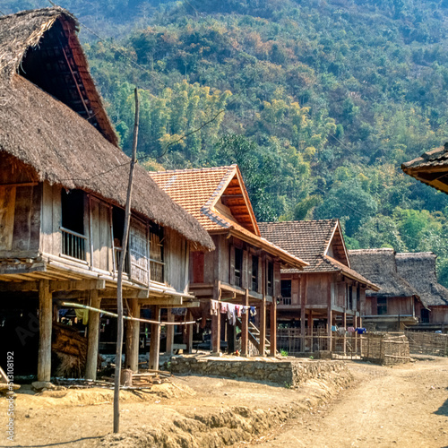 Eingescanntes Diapositiv einer historischen Farbaufnahme von Pfahlbauten in einem Dorf der ethnischen Minderheit der 