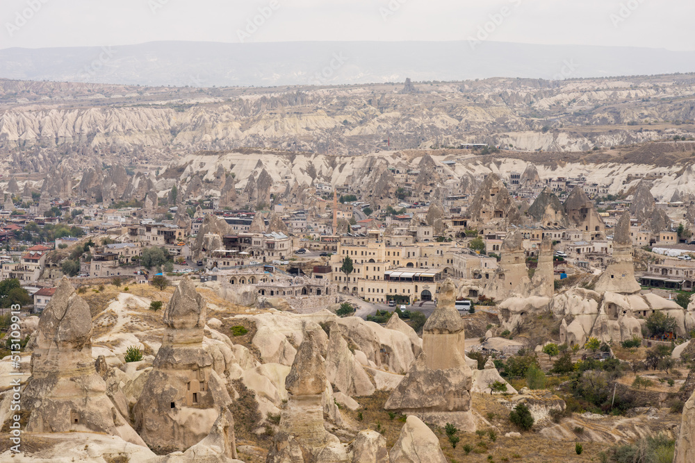 Cappadocia Turcja miasteczko na tle formacji skalnych - obrazy, fototapety, plakaty 