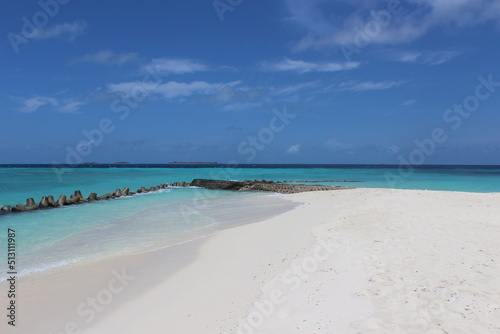 Wei  er Sandstrand auf den Malediven mit t  rkisfarbenen Meer