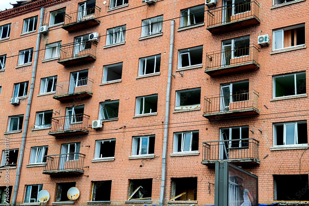 Obraz premium Broken windows and destroyed facade