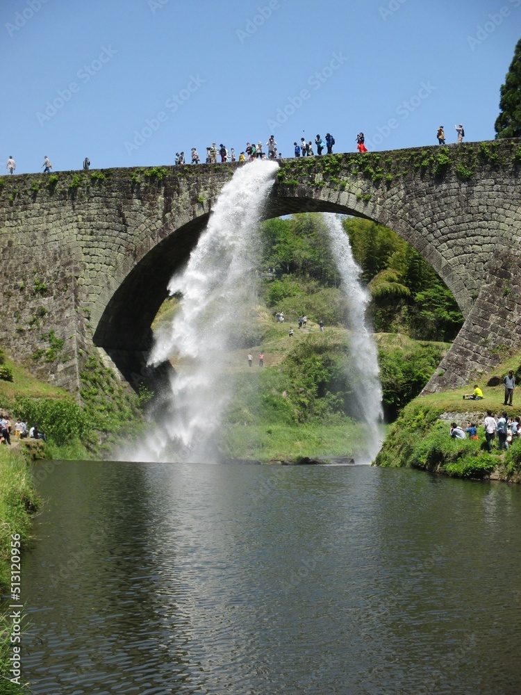 国の重要文化財に指定されている熊本県上益城郡山都町にある日本最大級の石造りアーチ水路橋でダイナミックに放水する通潤橋