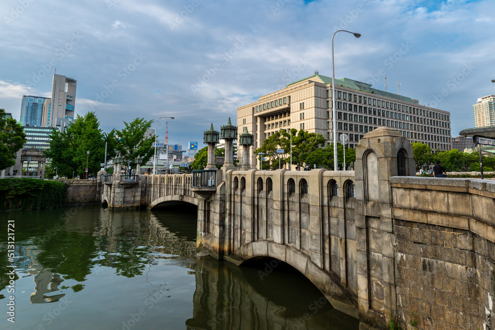 御堂筋の土佐堀川に架かる淀屋橋と、大阪市役所、7月10日、大阪、日本