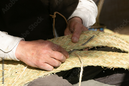 Photos Trabajando a mano artesanalmente el esparto, artesanía mediterránea
