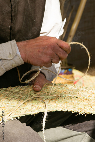 Trabajando a mano artesanalmente el esparto, artesanía mediterránea photo