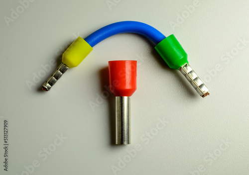 Fotografi Blue cable with yellow and green ferrules and big red ferrule in the middle of composition