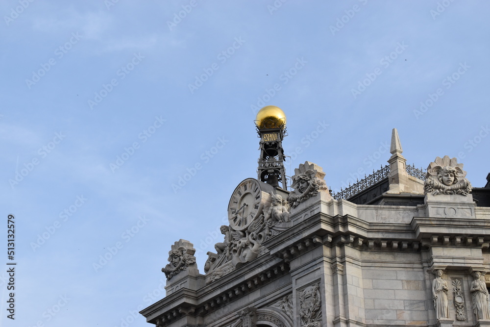 Fototapeta premium Reloj en edificio donde inicia la gran via en madrid