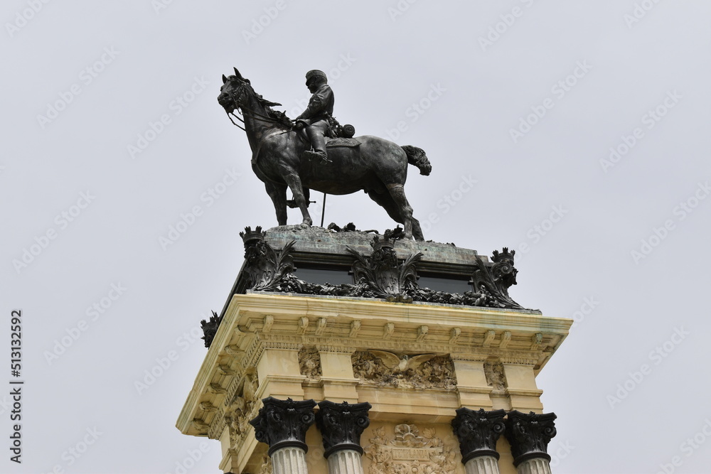 Estatua en lo alto de una cúpula en parque publico, Estatua en lo alto de una cúpula en parque publico,