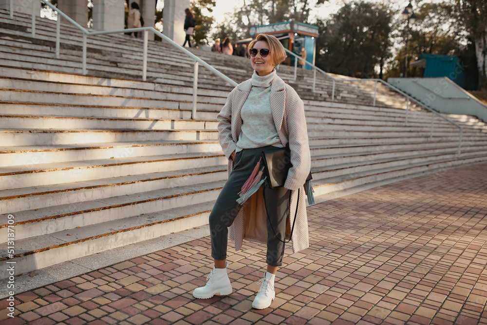 Φωτογραφία stylish fashionable woman walking in street in elegant style coat