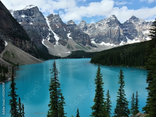 Fototapeta Naklejka Na Ścianę i Meble -  カナダ　モレーン湖の風景