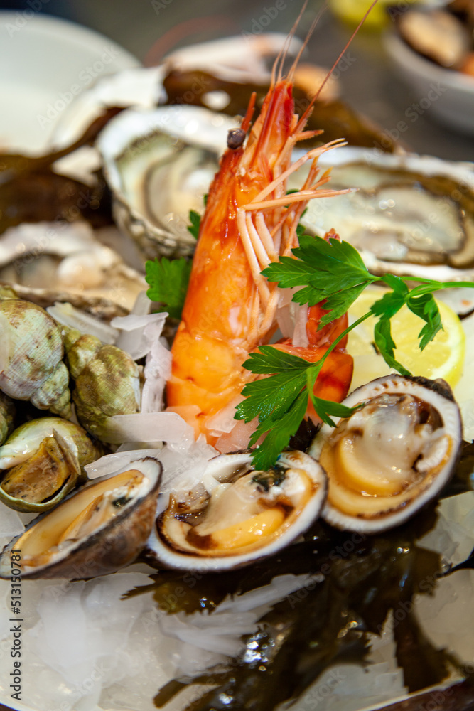 Plateau de fruits de mer : crevettes et coquillages. Plateau de fruits de mer : crevettes et coquillages.