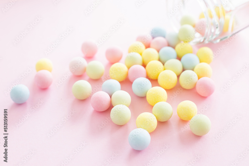 カラフルなパステルカラーのお菓子