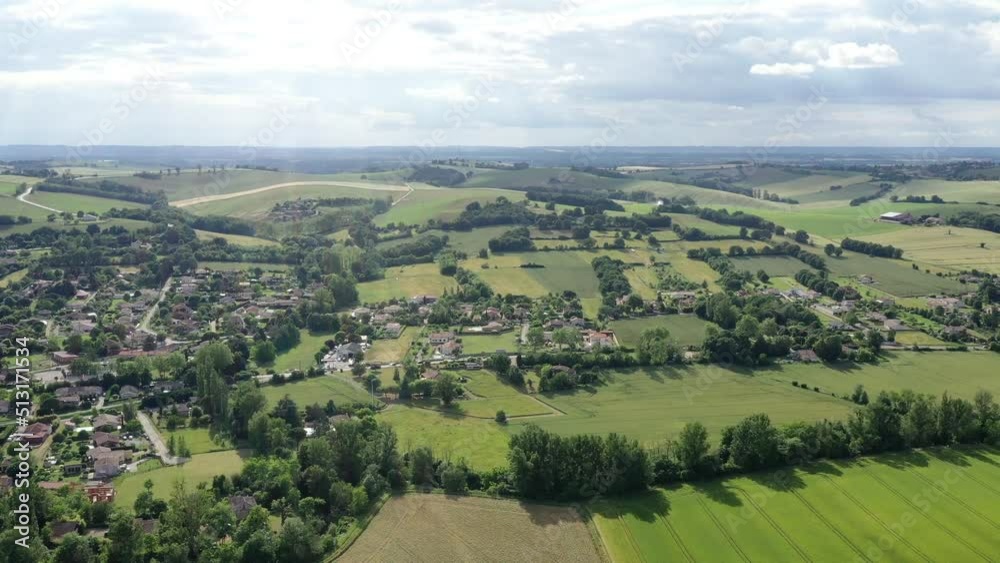 moulin à vent et champ de blé surplombant la campagne française	
