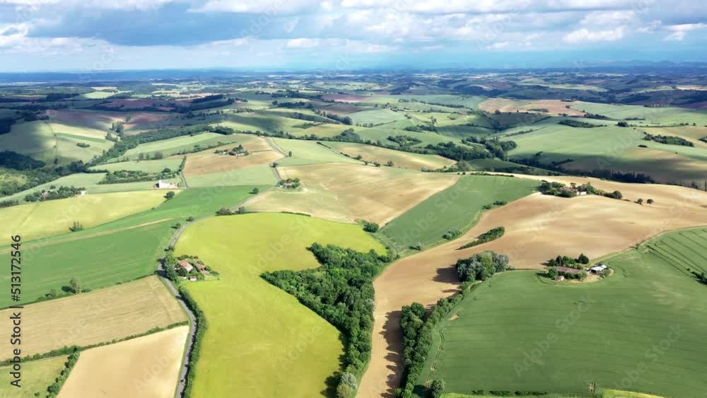 moulin à vent et champ de blé surplombant la campagne française	
