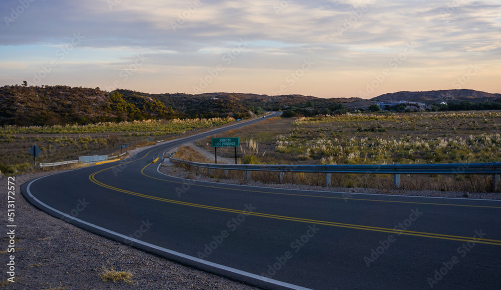 paisajes de la carretera en pleno atardecer