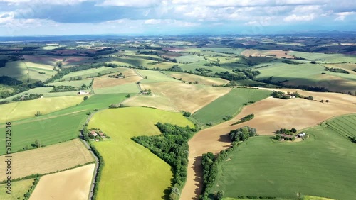 moulin à vent et champ de blé surplombant la campagne française	
