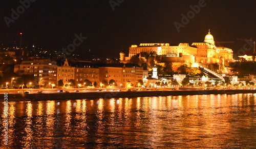 Hell beleuchteter Burgpalast am Ufer der n  chtlichen Donau