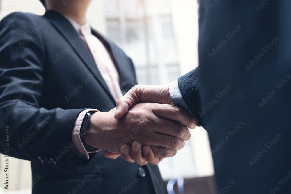 Obraz premium Businessmen making handshake in the city, business etiquette, congratulation, merger and acquisition, business meeting and partnership concepts