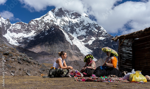 turista mujer conversando con una señora de los andes del Ausangate en Cusco Perú.