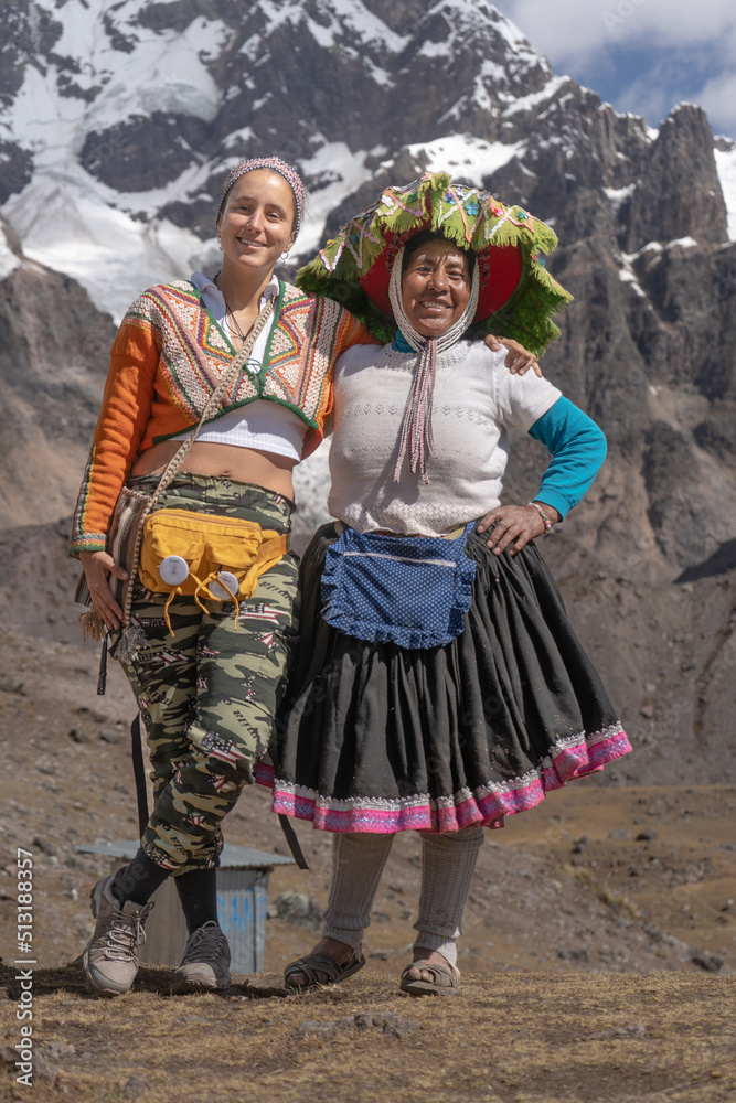 turista mujer conversando con una señora de los andes del Ausangate en Cusco Perú.