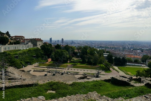 La scène et les gradins du théâtre romain de Lyon sur la colline de Fourvière