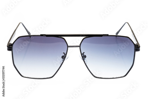okulary przeciwsłoneczne niebieskie w czarnych oprawkach na białym tle