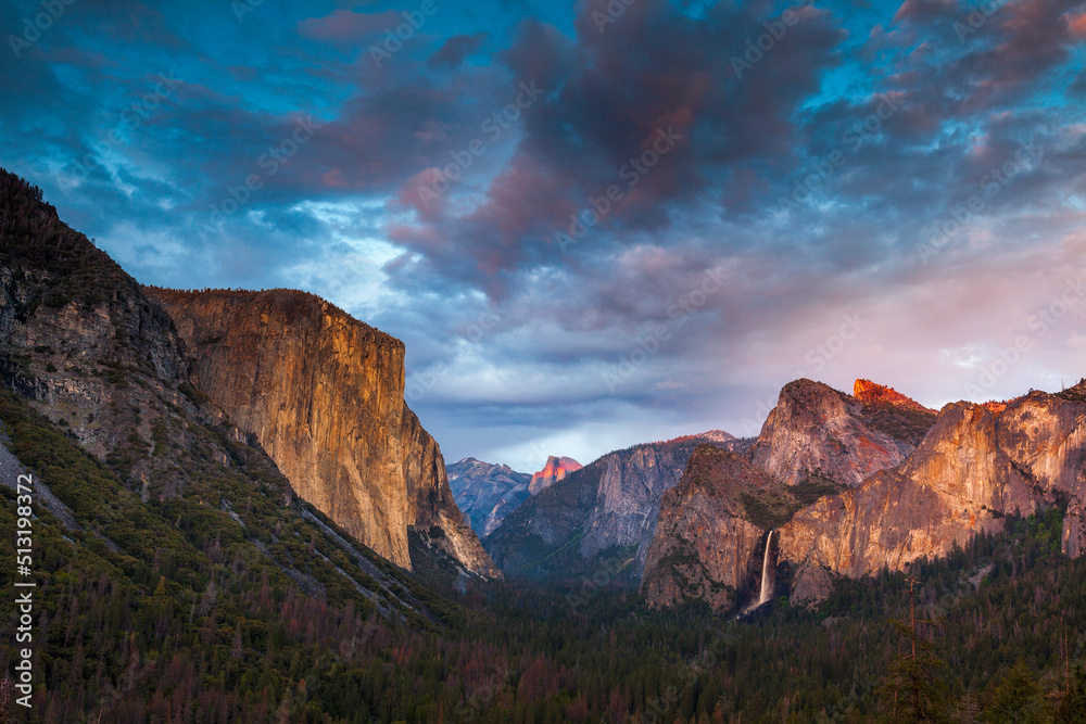 Obraz premium Evening view from the Tunnel View overlook in Yosemite National Park. Seen are the icons of the park - El Capitan, Half Dome and Bridalveil Falls