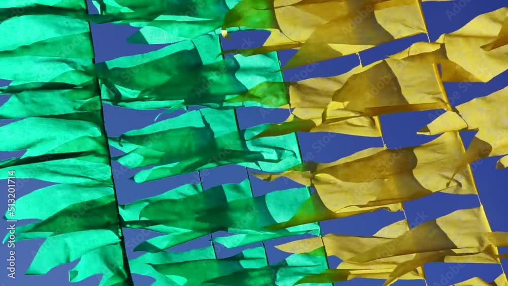 decoração de festa junina - bandeiras verde e amarelo tremulando
