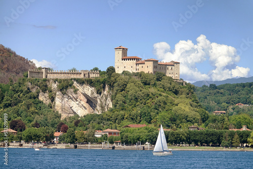 Fotografia Rocca Angera, lakeside hilltop Borromeo Castle, on the Southern shore of Lago Maggiore