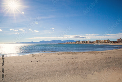 Canet en Roussillon, les Albères et la mer Méditerranée.