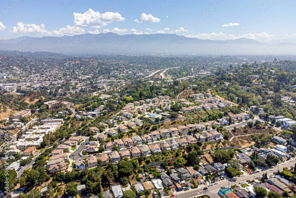 Los Angeles, California, USA – June 23, 2022: Aerial Drone View of Oak Hill Estates Townhouses with Arroyo Seco Park, South Pasadena - obrazy, fototapety, plakaty 