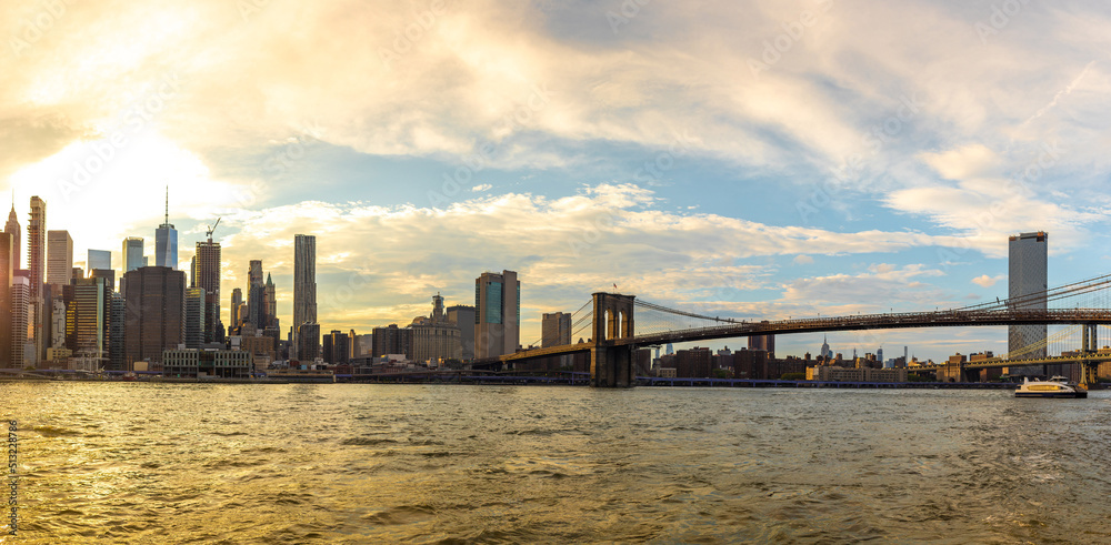 Fototapeta premium Brooklyn Bridge and Manhattan at sunset