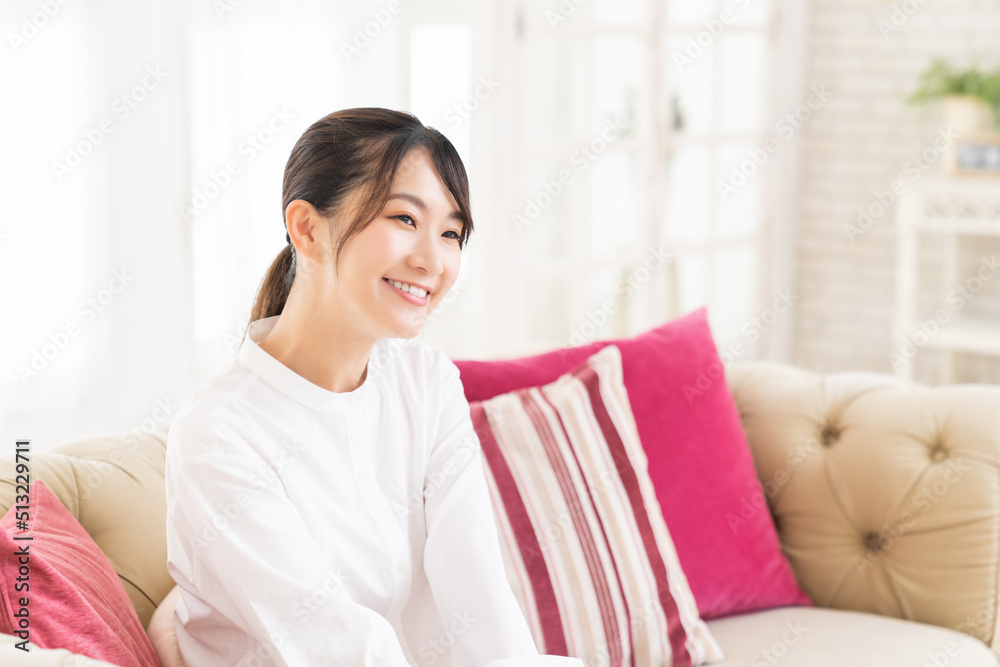 部屋でリラックスする若い女性