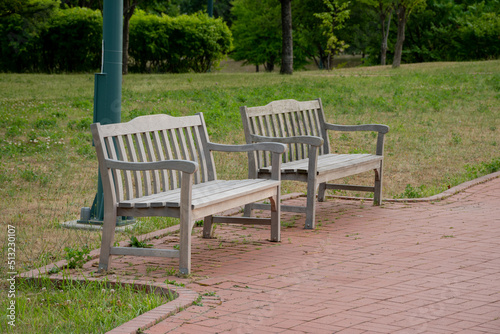 ベンチがある初夏の公園  © kinpouge