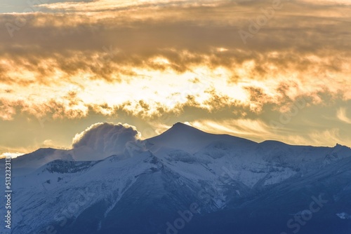 展望台から見た幻想的な朝焼けに染まる十勝連峰の情景＠北海道 © Scott Mirror