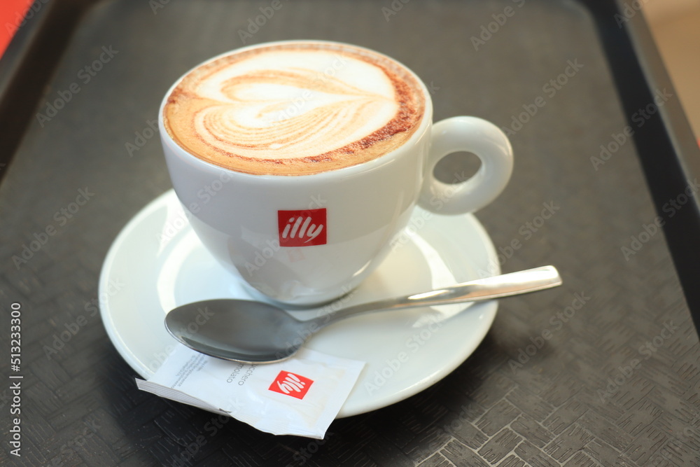 Barcelona, Spain - september 29th 2019: Illy Cappuccino foto de Stock |  Adobe Stock