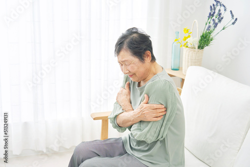 自宅で寒気を感じる高齢者女性　　