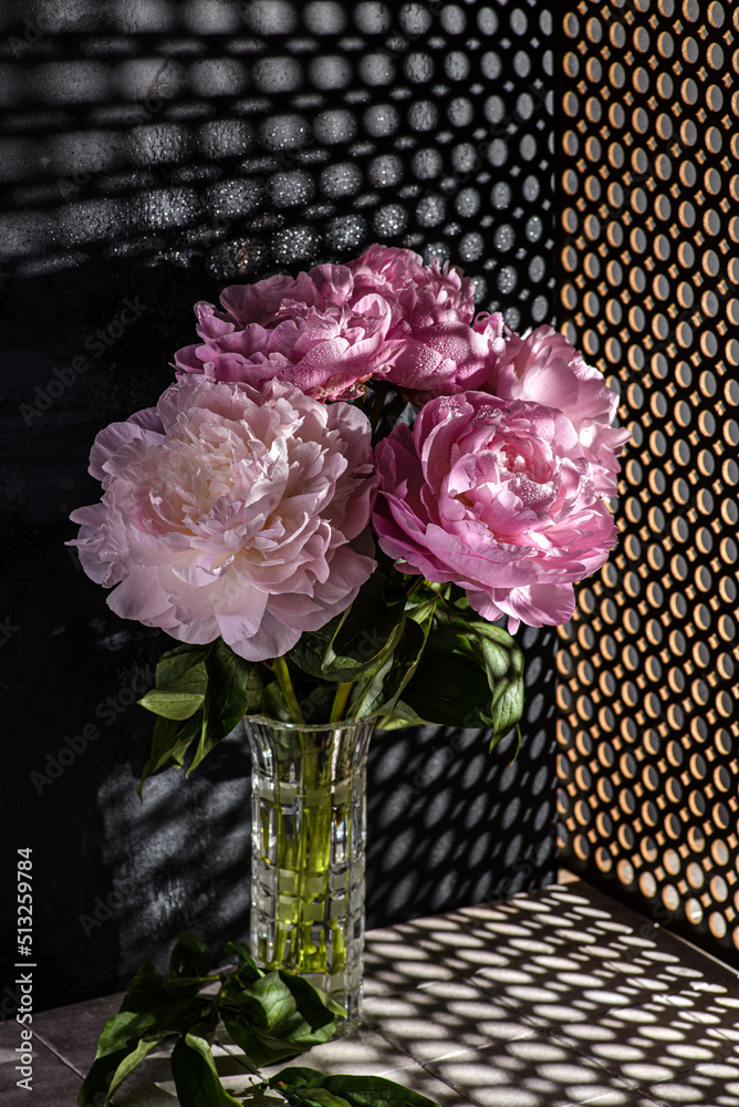 Obraz premium peonies in a vase on a dark background