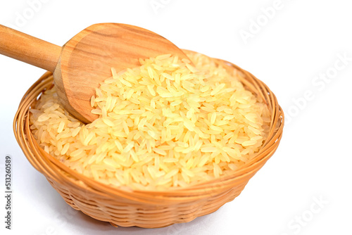 Reiskörner im Korb vor weißem Hintergrund