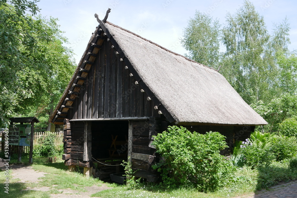 Holzhaus mit Reetdach im Spreewald