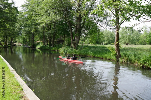 Kanal mit Boot im Spreewald