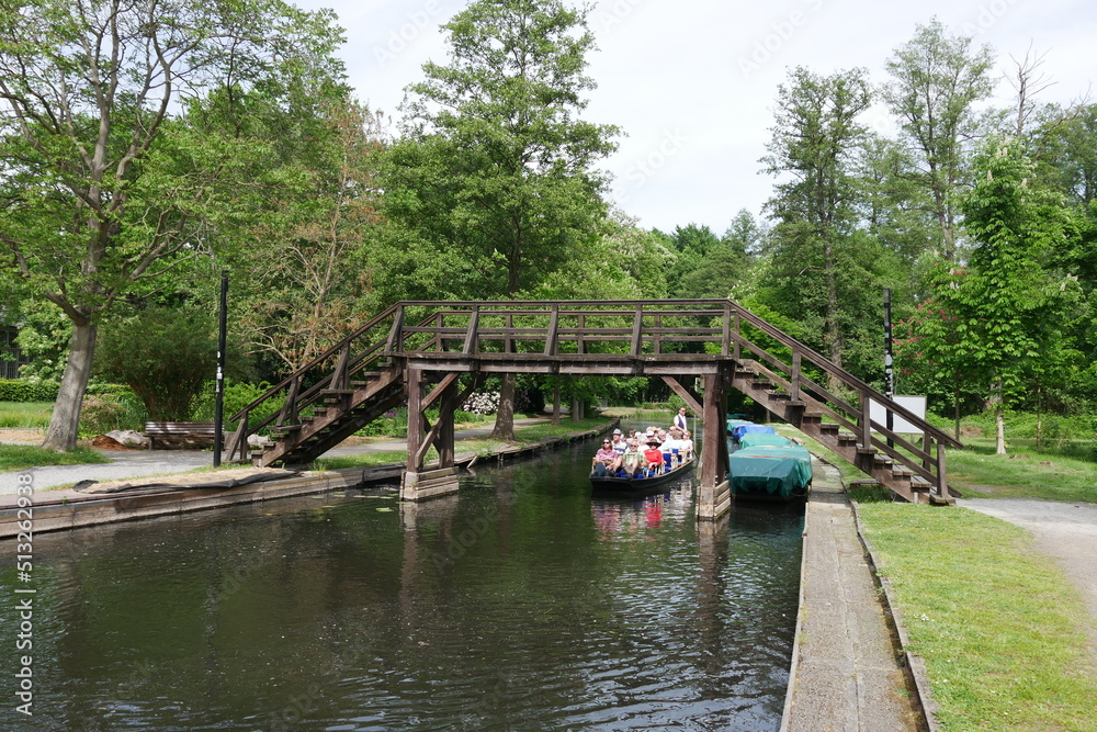 Fototapeta premium Spreewaldkahn und Spreewaldbrücke im Spreewald