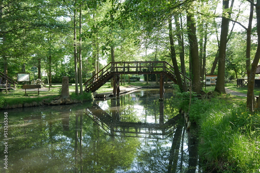 Spreewaldbrücke mit Treppen am Kanal im Spreewald Spreewaldbrücke mit Treppen am Kanal im Spreewald