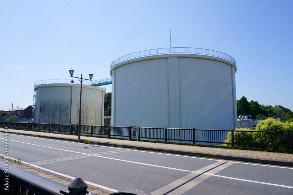 Obraz premium 浄水施設と貯水池の橋