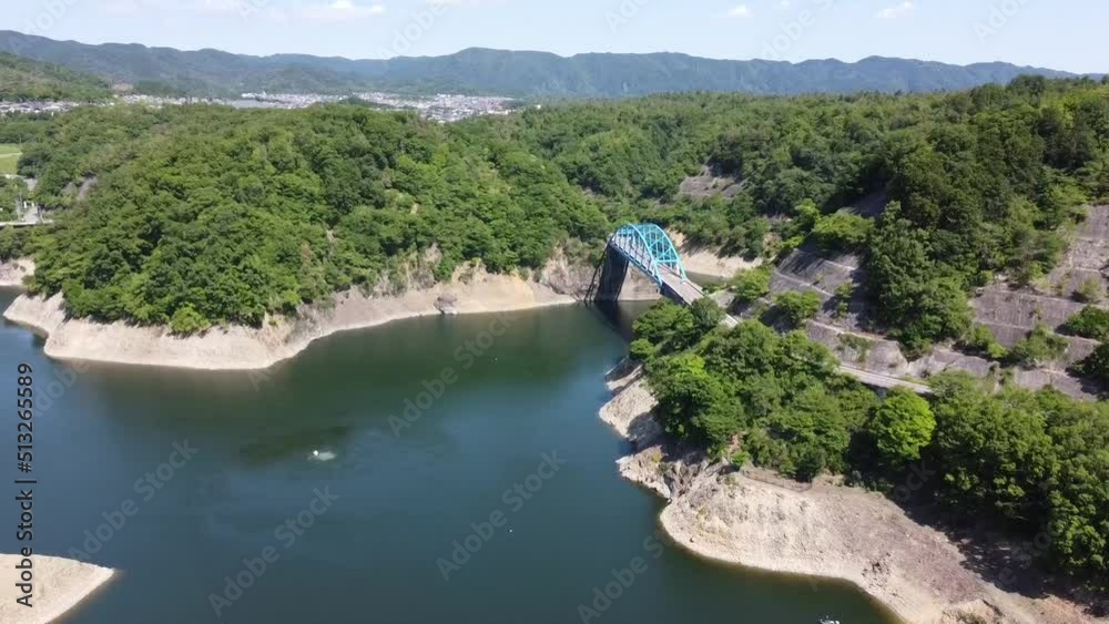 ダム湖のドローン空撮