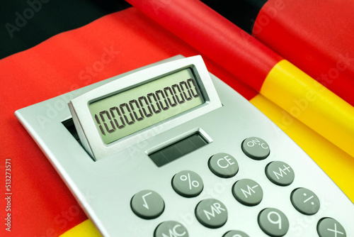 Rechner und 100 Milliarden mit Deutscher Flagge photo